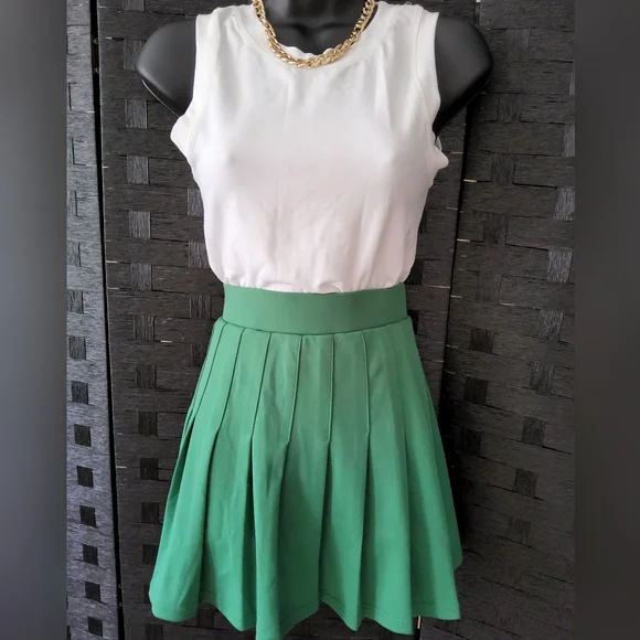Green Pleated Women's Tennis Skirt - Picture 2 of 5